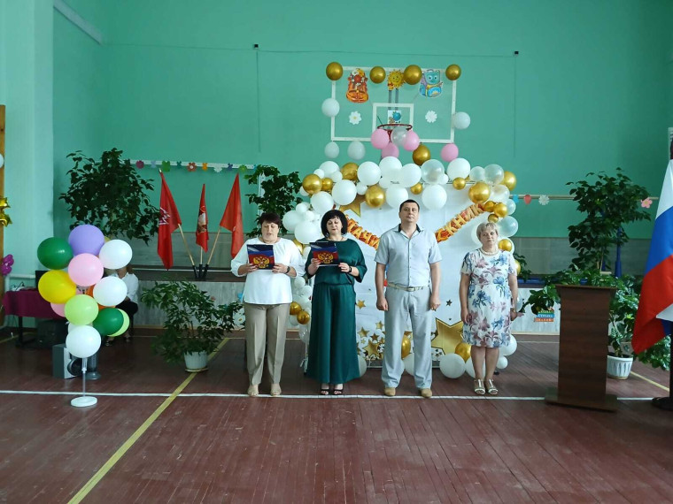 Торжественное вручение аттестатов выпускникам 9 класса.
